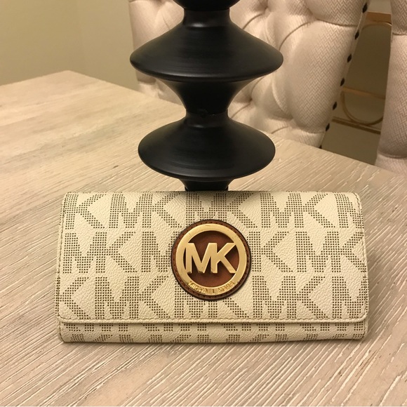 Michael Kors Vanilla Fulton Continental Leather Multiple Pocket Wallet Y2K - Picture 1 of 10